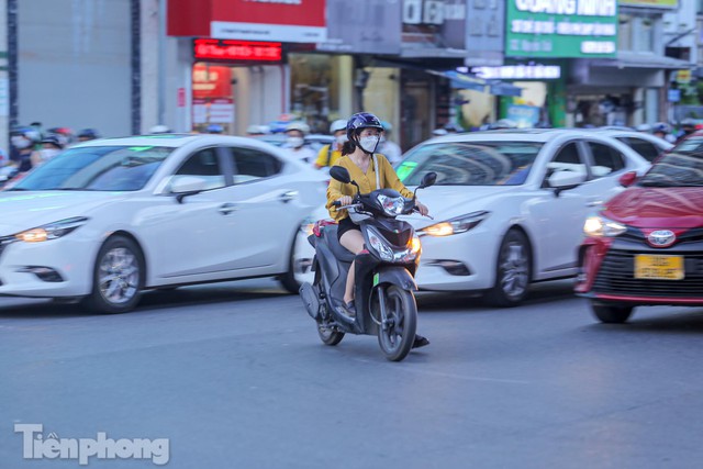 Xe máy tạt 4 làn ô tô để quay đầu trên đường Nguyễn Trãi - Ảnh 17.