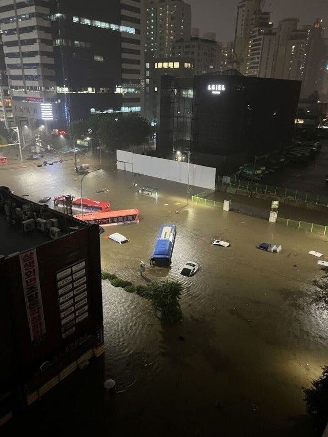 Chùm ảnh: Seoul xung quanh toàn là nước trong trận mưa lớn nhất 80 năm qua, hàng loạt người phải rời bỏ nhà cửa - Ảnh 3.