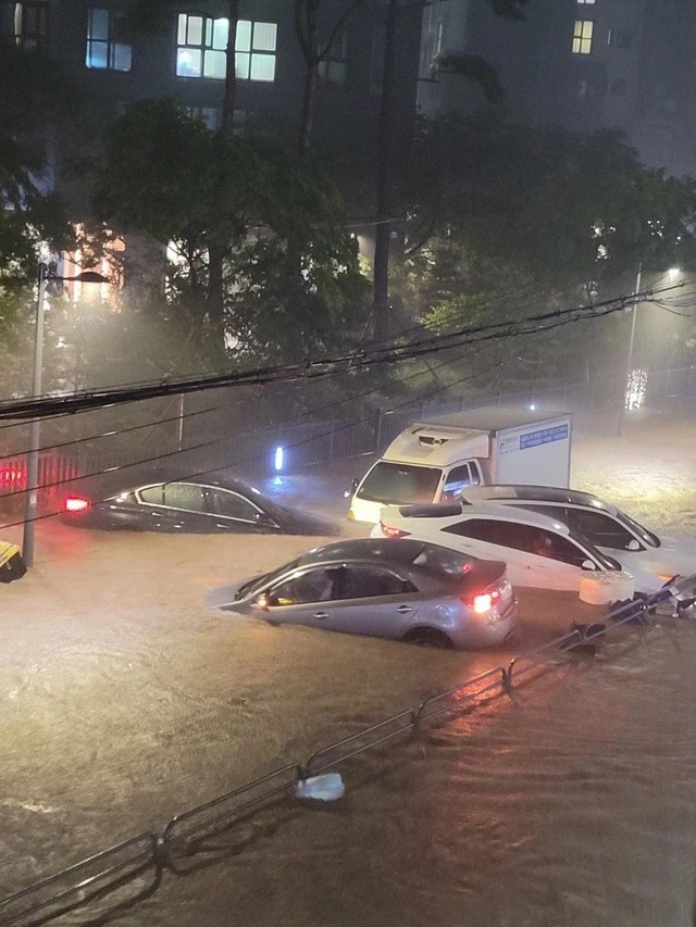 Chùm ảnh: Seoul xung quanh toàn là nước trong trận mưa lớn nhất 80 năm qua, hàng loạt người phải rời bỏ nhà cửa - Ảnh 23.