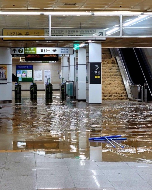 Chùm ảnh: Seoul xung quanh toàn là nước trong trận mưa lớn nhất 80 năm qua, hàng loạt người phải rời bỏ nhà cửa - Ảnh 24.