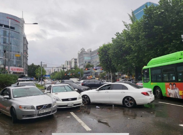 Chùm ảnh: Seoul xung quanh toàn là nước trong trận mưa lớn nhất 80 năm qua, hàng loạt người phải rời bỏ nhà cửa - Ảnh 25.