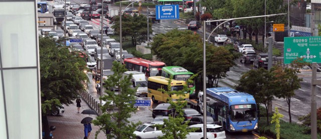 Chùm ảnh: Seoul xung quanh toàn là nước trong trận mưa lớn nhất 80 năm qua, hàng loạt người phải rời bỏ nhà cửa - Ảnh 26.