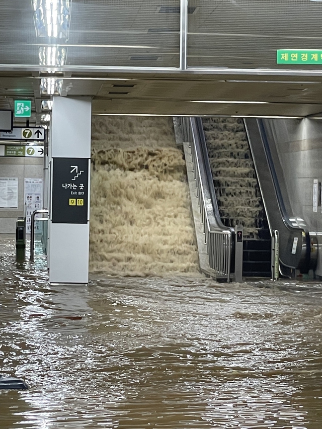 Hàn Quốc chứng kiến trận lũ lụt lịch sử  - Ảnh 4.