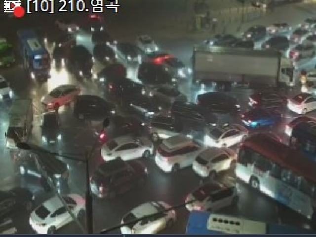 Chùm ảnh: Seoul xung quanh toàn là nước trong trận mưa lớn nhất 80 năm qua, hàng loạt người phải rời bỏ nhà cửa - Ảnh 5.
