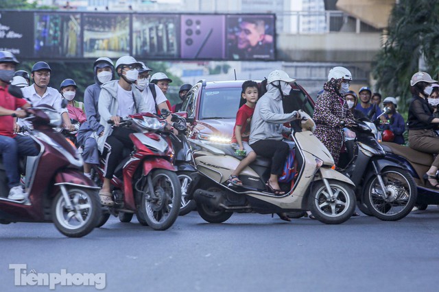 Xe máy tạt 4 làn ô tô để quay đầu trên đường Nguyễn Trãi - Ảnh 6.