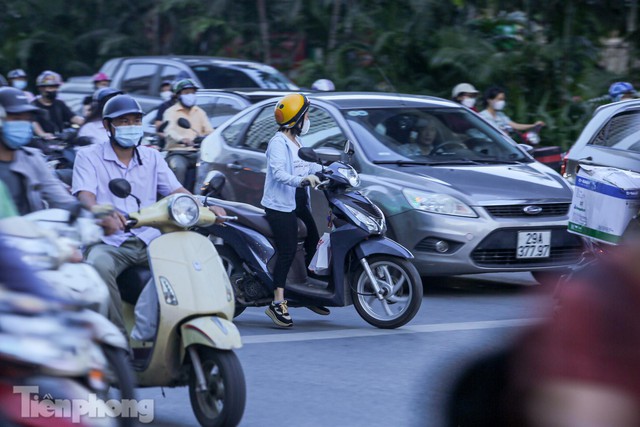 Xe máy tạt 4 làn ô tô để quay đầu trên đường Nguyễn Trãi - Ảnh 7.