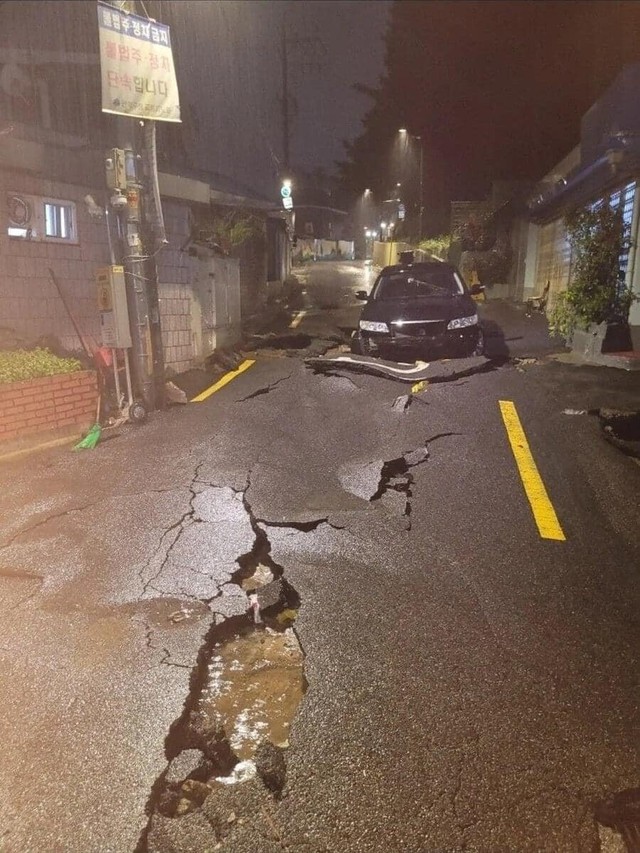 Chùm ảnh: Seoul xung quanh toàn là nước trong trận mưa lớn nhất 80 năm qua, hàng loạt người phải rời bỏ nhà cửa - Ảnh 8.