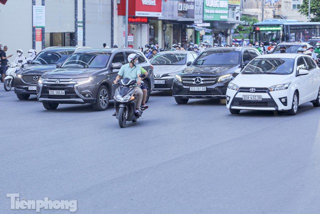 Xe máy tạt 4 làn ô tô để quay đầu trên đường Nguyễn Trãi - Ảnh 8.
