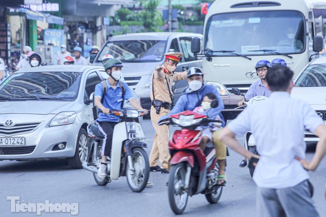 Xe máy tạt 4 làn ô tô để quay đầu trên đường Nguyễn Trãi - Ảnh 9.
