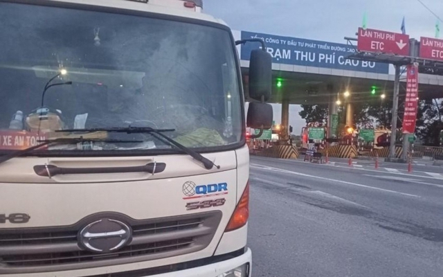 Tài xế điều khiển xe tải qua trạm thu phí Cao Bồ thuộc tuyến cao tốc Cầu Giẽ - Ninh Bình thì bị barie đập vỡ kính.