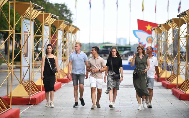 Một nhóm nhỏ du khách Hà Lan tham quan phố đi bộ Nguyễn Huệ, quận 1, TP.HCM cuối tháng 7 vừa qua - Ảnh: QUANG ĐỊNH