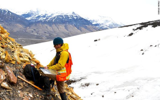 Một nhân viên của Công ty Kobold Metals làm việc ở Greenland - Ảnh: CNN
