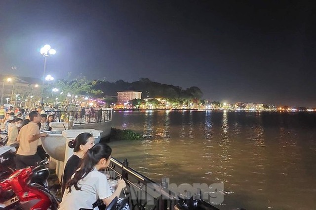 See the first pedestrian street along the Saigon River in Binh Duong province - Photo 1.