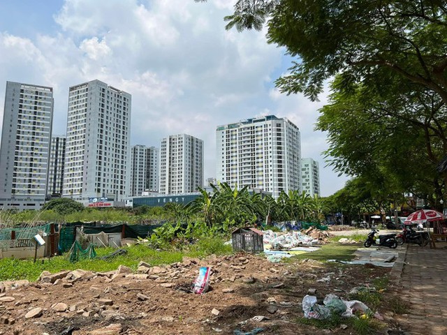 Nghịch lý phường đông dân nhất Hà Nội: Chung cư dày đặc, đất xây trường bỏ hoang - Ảnh 1.