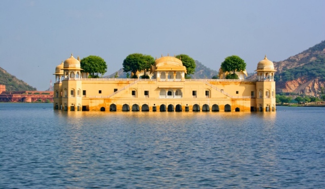 ‘Cung điện nước’ tráng lệ nằm giữa hồ được xây dựng từ thế kỷ 18 - Ảnh 3.
