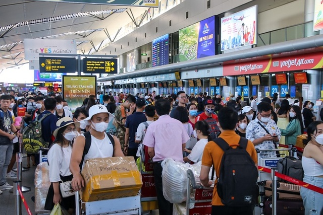 Photo, clip: The airport of 3 regions was packed with passengers before the holiday of September 2 - Photo 12.