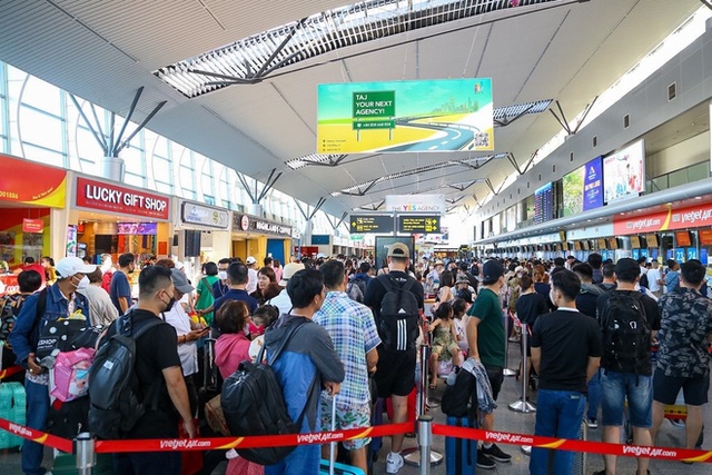 Photo, clip: The airport of 3 regions was packed with passengers before the holiday of September 2 - Photo 13.