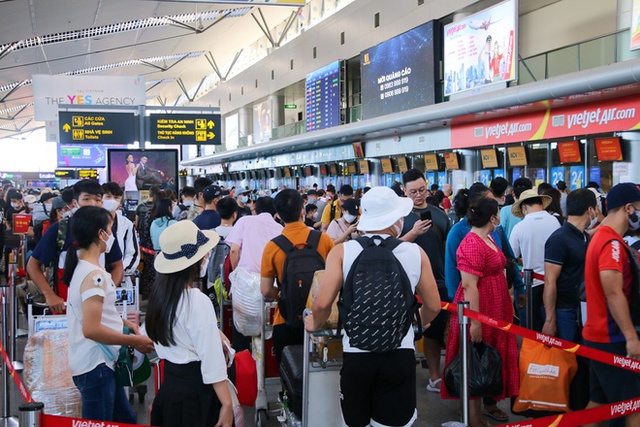 Photo, clip: The airport of 3 regions was packed with passengers before the holiday of September 2 - Photo 14.