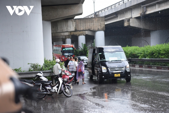  Người dân đội mưa rời Thủ đô, có người chạy xe máy về Tuyên Quang - Ảnh 14.