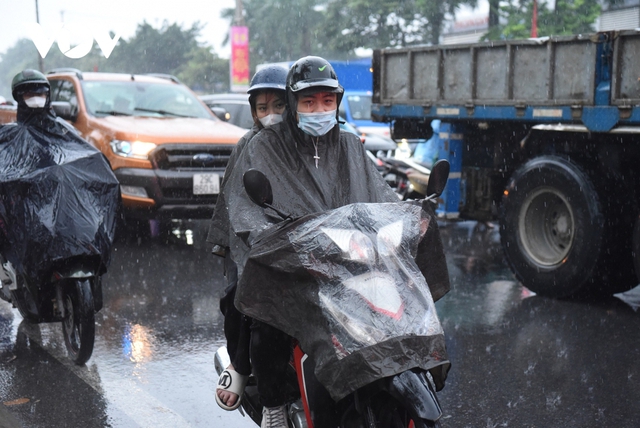  Người dân đội mưa rời Thủ đô, có người chạy xe máy về Tuyên Quang - Ảnh 15.