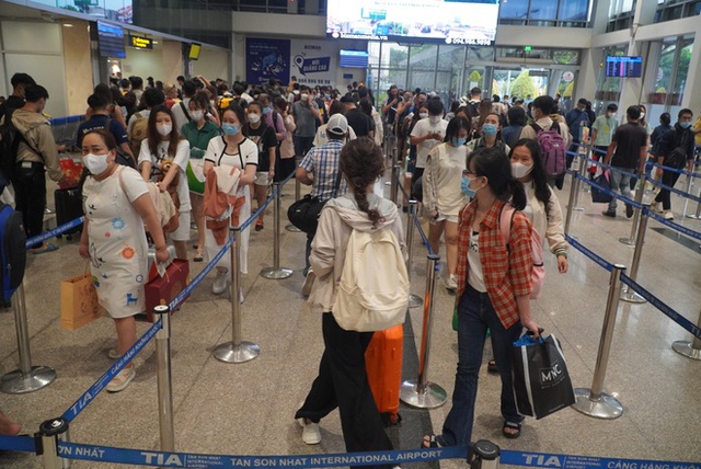 Photo, clip: The airport of 3 regions was packed with passengers before the holiday of September 2 - Photo 29.