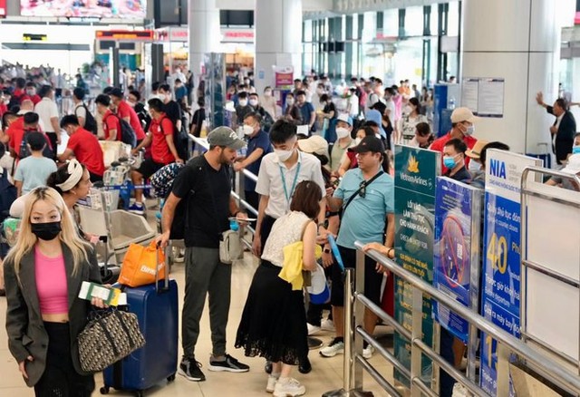 Photo, clip: The airport of 3 regions was packed with passengers before the holiday of September 2 - Photo 6.
