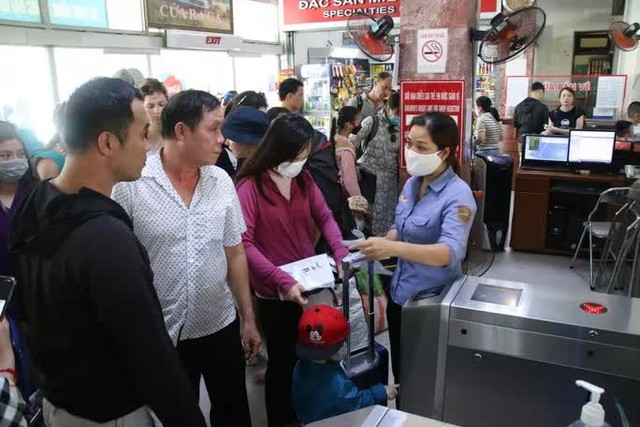 Hình ảnh trái ngược tại sân bay và bến xe Đà Nẵng ngày đầu nghỉ lễ 2-9 - Ảnh 6.