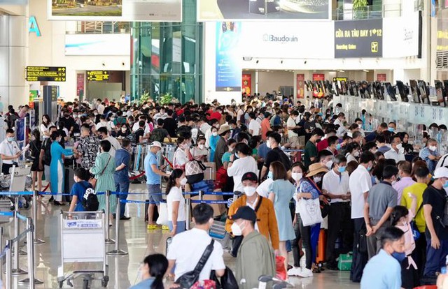 Photo, clip: The airport of 3 regions was packed with passengers before the holiday of September 2 - Photo 7.