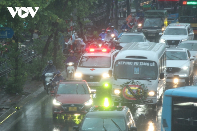  Người dân đội mưa rời Thủ đô, có người chạy xe máy về Tuyên Quang - Ảnh 7.