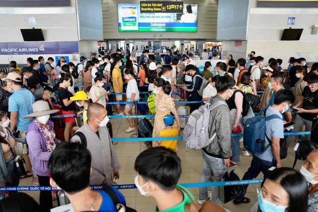 Photo, clip: The airport of 3 regions was packed with passengers before the holiday of September 2 - Photo 8.
