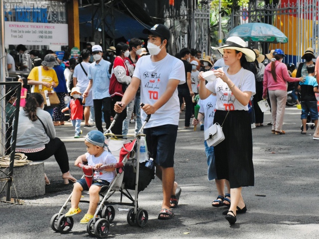 TP.HCM: Người dân chen chân vui chơi trong ngày đầu nghỉ lễ - Ảnh 9.