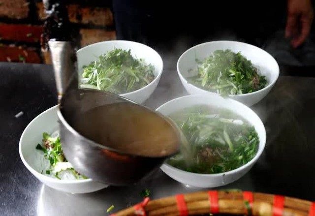 Phở Việt Nam được ca ngợi: Món ăn bộc lộ nhịp điệu ẩm thực của cả một dân tộc - Ảnh 1.