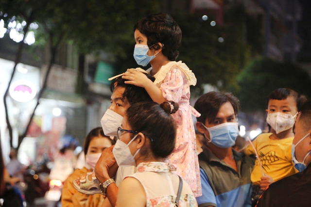 Photo, clip: People in 3 regions eagerly flocked to the streets to play Mid-Autumn Festival - Photo 45.