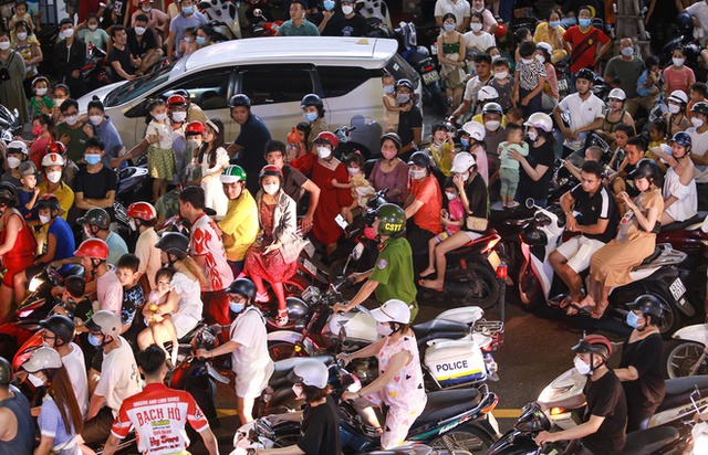Photo, clip: People in 3 regions eagerly flocked to the streets to play Mid-Autumn Festival - Photo 37.