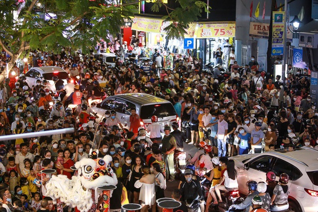 Photo, clip: People in 3 regions eagerly flocked to the streets to play Mid-Autumn Festival - Photo 36.