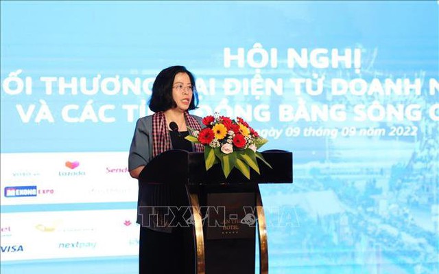 Bà Nguyễn Thị Minh Huyền, Phó Cục trưởng Cục Thương mại điện tử và Kinh tế số, Bộ Công Thương phát biểu tại hội nghị. Ảnh: TTXVN phát