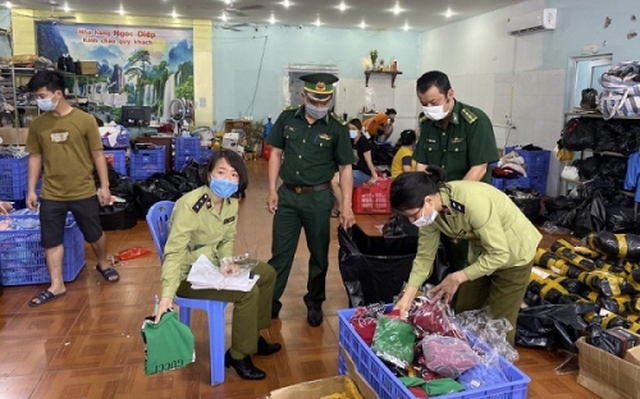 Lực lượng chức năng kiểm tra, lập biên bản kho hàng lậu tại phường Cẩm Thành, TP Cẩm Phả (ảnh báo Quảng Ninh)