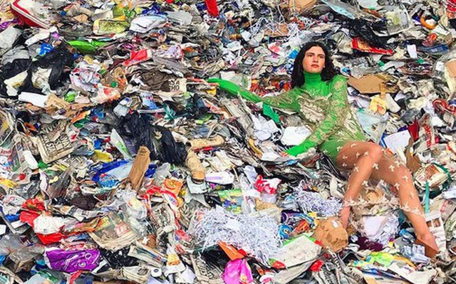 Một người mẫu chụp ảnh giữa bãi rác thời trang - Ảnh: WTVOX