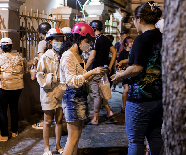 Theater peach tea - a drink that "wobbles" young people in Ho Chi Minh City, how crowded is it now?  - Photo 13.