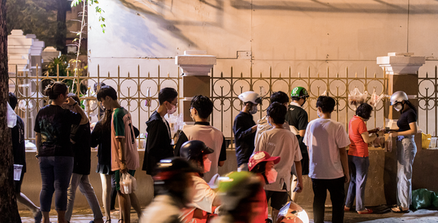 Theater peach tea - a drink that "wobbles" young people in Ho Chi Minh City, how crowded is it now?  - Photo 5.