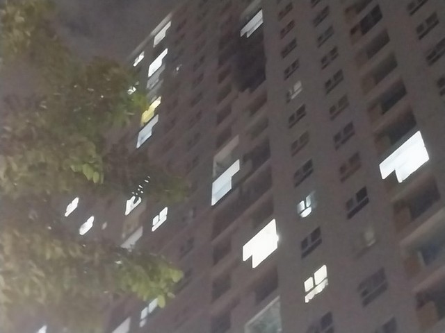 TPHCM: Căn hộ chung cư ở quận 8 bốc cháy, cư dân hoảng hốt tháo chạy - Ảnh 2.