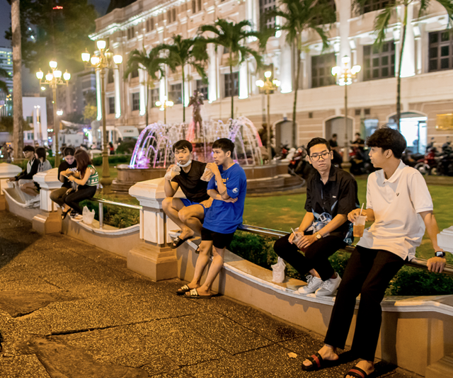 Theater peach tea - a drink that "wobbles" young people in Ho Chi Minh City, how crowded is it now?  - Photo 23.