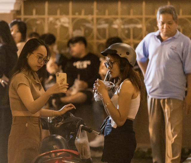 Theater peach tea - a drink that "wobbles" young people in Ho Chi Minh City, how crowded is it now?  - Photo 22.