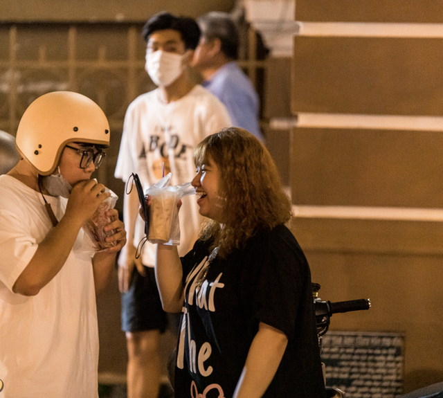 Theater peach tea - a drink that "wobbles" young people in Ho Chi Minh City, how crowded is it now?  - Photo 21.