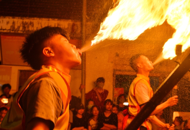 Photo: Unique lion dance, blowing fire like a circus performer on the Mid-Autumn Festival night of young suburban Hanoians - Photo 11.
