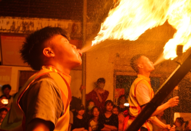 Ảnh: Độc đáo màn múa sư tử, thổi lửa như nghệ sĩ xiếc trong đêm Trung thu của những thanh niên ngoại thành Hà Nội - Ảnh 11.