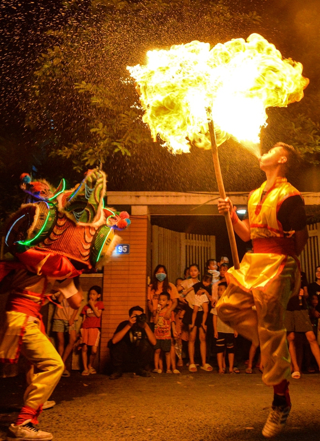 Photo: Unique lion dance, blowing fire like a circus performer on the Mid-Autumn Festival night of young suburban Hanoians - Photo 10.