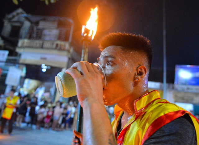 Photo: Unique lion dance, blowing fire like a circus artist on the Mid-Autumn Festival night of young suburban Hanoians - Photo 9.