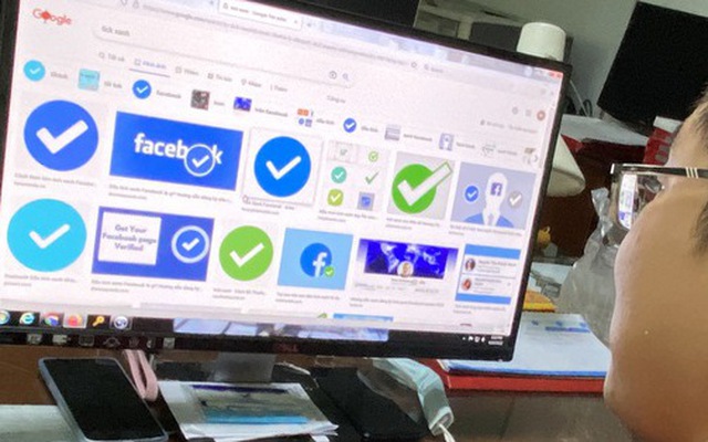 Thị trường “kích” tick xanh Facebook mời chào bát nháo trên mạng xã hội - Ảnh: TỰ TRUNG