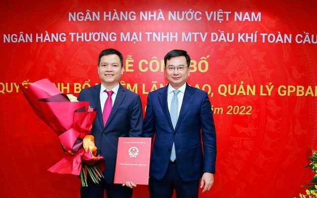 Phó thống đốc NHNN Phạm Thanh Hà trao hoa và Quyết định cho ông Phạm Huy Thông - Chủ tịch HĐTV GPBank